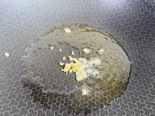 9、牡蛎炒蛋,起油锅放入姜末爆香
