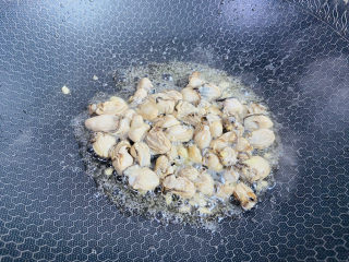 10、牡蛎炒蛋,放入牡蛎翻炒片刻