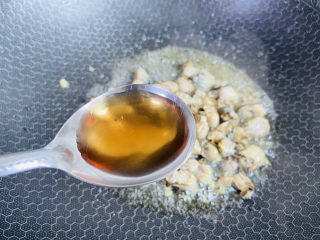 12、牡蛎炒蛋,烹入一勺料酒