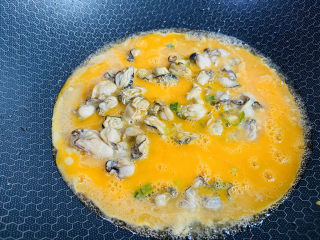 13、牡蛎炒蛋,淋入鸡蛋液