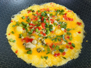 15、牡蛎炒蛋,放入葱花