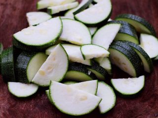 4、西葫芦炒海虾,把西葫芦洗净后，用刀切成薄片。