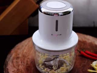 5、西葫芦炒海虾,大蒜去皮后，用东菱无线绞肉机绞碎取出备用。