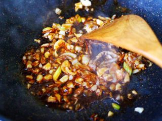 9、西葫芦炒海虾,倒入蚝油调味调色后。