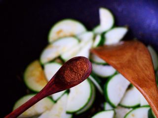 11、西葫芦炒海虾,这个时候加入花椒粉增加香味。