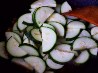 10、西葫芦炒海虾,加入西葫芦，大火继续翻炒片刻。