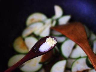 12、西葫芦炒海虾,再根据个人口味，加入适量的盐和鸡精调味。