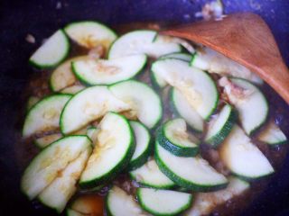 13、西葫芦炒海虾,大火继续翻炒至西葫芦断生。