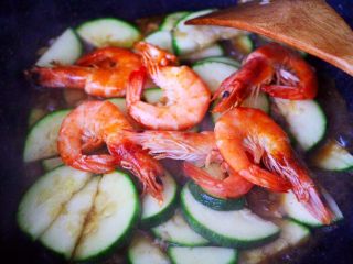 14、西葫芦炒海虾,加入提前煎好的海虾。