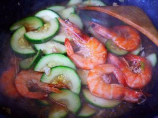 15、西葫芦炒海虾,大火继续翻炒至西葫芦变软的时候。