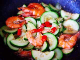 16、西葫芦炒海虾,加入小米辣继续翻炒均匀就可以关火啦。