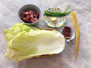 1、白菜腐竹火腿排骨汤,首先我们准备好所有食材