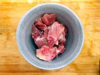 3、白菜腐竹火腿排骨汤,排骨洗净，备用