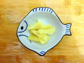 6、白菜腐竹火腿排骨汤,生姜去皮，洗净，如图所示，切成薄片，备用