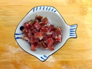 8、白菜腐竹火腿排骨汤,火腿稍微冲洗一下，如图所示，切成小块，备用