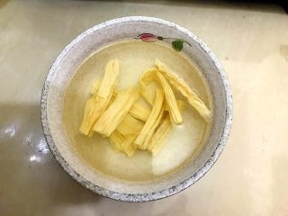 9、白菜腐竹火腿排骨汤,腐竹泡到图中这种状态，发白发软就可以了