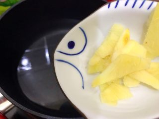 11、白菜腐竹火腿排骨汤,下三分之二的姜片