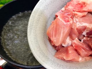 13、白菜腐竹火腿排骨汤,水开后下排骨