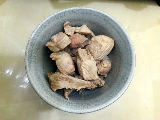 15、白菜腐竹火腿排骨汤,5分钟之后捞出排骨，用温水清洗一下表面的脏东西