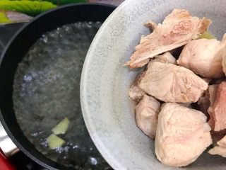 17、白菜腐竹火腿排骨汤,水开后下排骨
