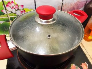 19、白菜腐竹火腿排骨汤,盖上锅盖，转小火，煮15分钟