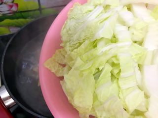 20、白菜腐竹火腿排骨汤,15分钟之后打开锅盖，转中火，下白菜