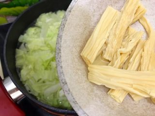 21、白菜腐竹火腿排骨汤,下腐竹