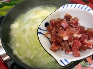 23、白菜腐竹火腿排骨汤,加入火腿丁，继续煮5分钟