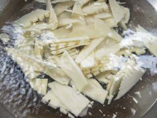 4、春笋炒腊肠,锅中水烧开，加适量盐，倒入笋片，煮两分钟，捞出。