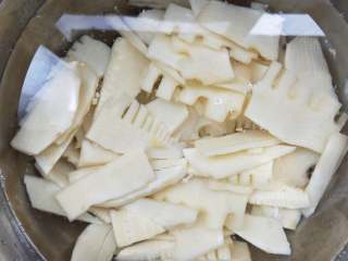 5、春笋炒腊肠,放凉水中浸泡，让笋片吃起来更脆。