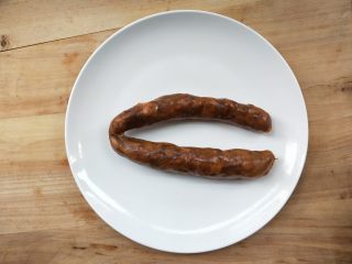 6、春笋炒腊肠,腊肠洗净蒸熟