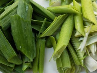 8、春笋炒腊肠,蒜苗洗净，切寸断。