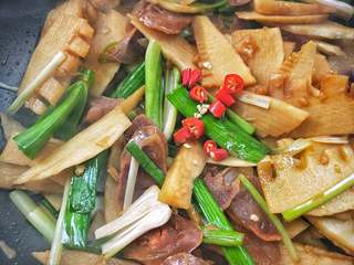 18、春笋炒腊肠,加小米辣，再根据个人口味加适量盐和白糖调味，翻炒均匀，关火。