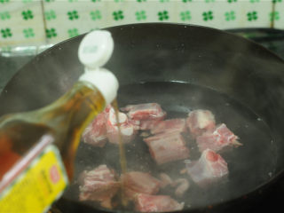 4、山药菌子排骨汤,加入少许料酒