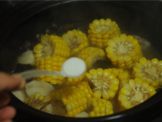 11、山药菌子排骨汤,炖好的砂锅里加入盐