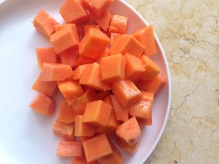 4、红枣木瓜炖雪耳,将木瓜切成小块。