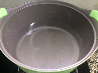 5、红枣木瓜炖雪耳,倒入适量清水。