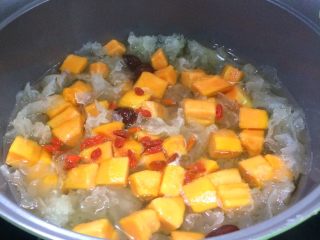 6、红枣木瓜炖雪耳,继续煮5分钟即可关火。