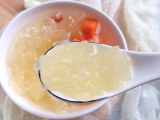 7、红枣木瓜炖雪耳,一年四季都适合食用的美容滋润甜品。