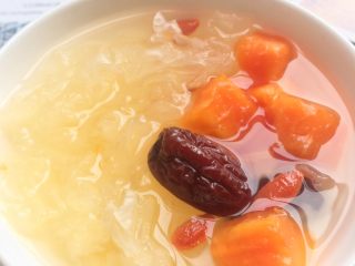 8、红枣木瓜炖雪耳,入口柔软滑糯，清甜美味。
