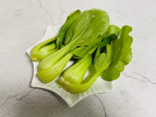 1、蒜蓉小白菜,准备好小白菜