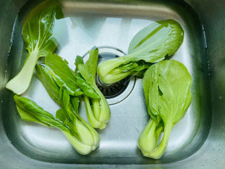 2、蒜蓉小白菜,将小白菜清洗干净