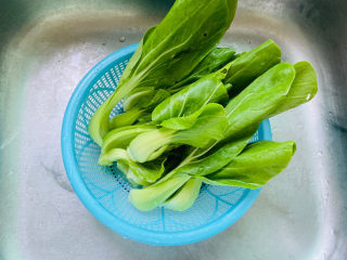 3、蒜蓉小白菜,沥干水分