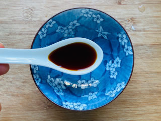 5、蒜蓉小白菜,取一空碗放入一勺生抽