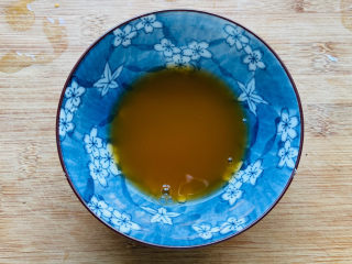 8、蒜蓉小白菜,加入少许清水搅拌均匀备用