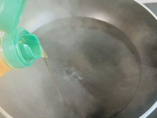 10、蒜蓉小白菜,倒入适量食用油