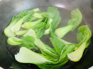 11、蒜蓉小白菜,放入小白菜焯烫断生