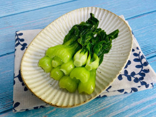 12、蒜蓉小白菜,码入盘中