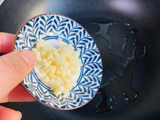 13、蒜蓉小白菜,起油锅放入蒜蓉小火煸香