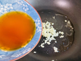 14、蒜蓉小白菜,倒入调料汁